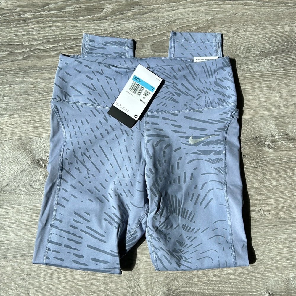 NWT Women’s Nike reflective running tights with pockets